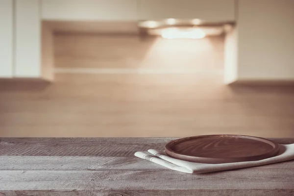 Fundo desfocado e abstrato. Mesa de madeira vazia e desfocado moderno fundo de cozinha para exibir ou montar seus produtos . — Fotografia de Stock