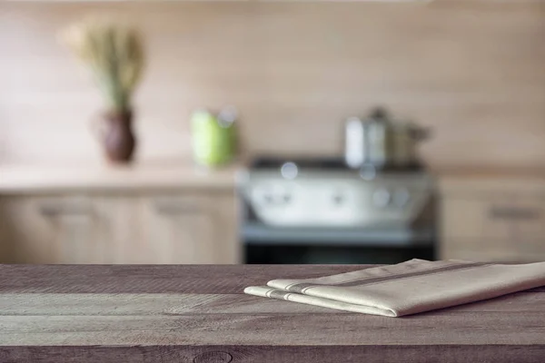 Fundo desfocado e abstrato. Mesa de madeira vazia e desfocado moderno fundo de cozinha para exibir ou montar seus produtos. Imagem tonificada . — Fotografia de Stock