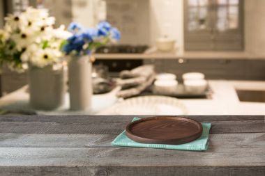 Bulanık ve soyut arka plan. Tepsi ve ufuk modern mutfak boş ahşap masa görüntü için arka plan veya ürün montaj.