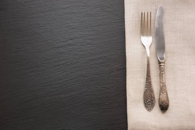 Rustik keten peçete, gümüş ve siyah arduvaz çanak ile kopya alanı menü veya tarifi için. Menü kartı restoranlar için.