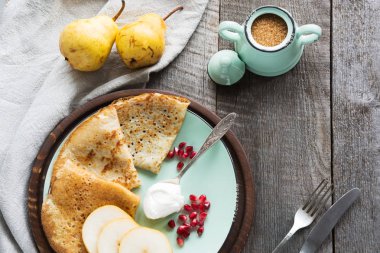 Geleneksel Rus kahvaltıyla krep tabakta bal ile. Rustik tarzı. Senin metin için yer.