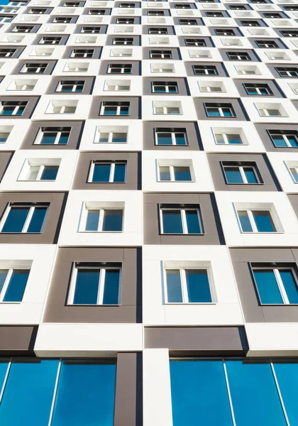 Modern ve yeni apartman bir kadeh aşağıdan. Uzun boylu bir blok daireler mavi gökyüzü karşı fotoğraf.