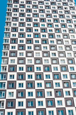 Modern ve yeni apartman bir kadeh aşağıdan. Uzun boylu bir blok daireler mavi gökyüzü karşı fotoğraf.