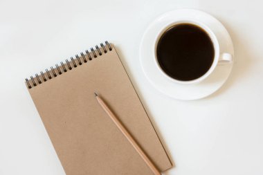 Çalışma alanı için blogger ile defter Kraft kağıt, kalem, beyaz arka plan üzerinde kahve. Metniniz için kopya alanı ile görüntü.