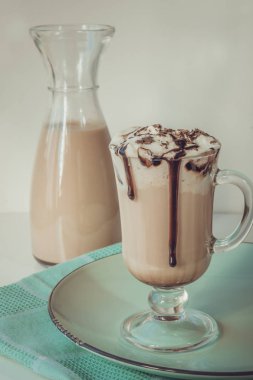Sıcak kahve latte kalın köpük ve rendelenmiş çikolata ile. Tonda vintage.