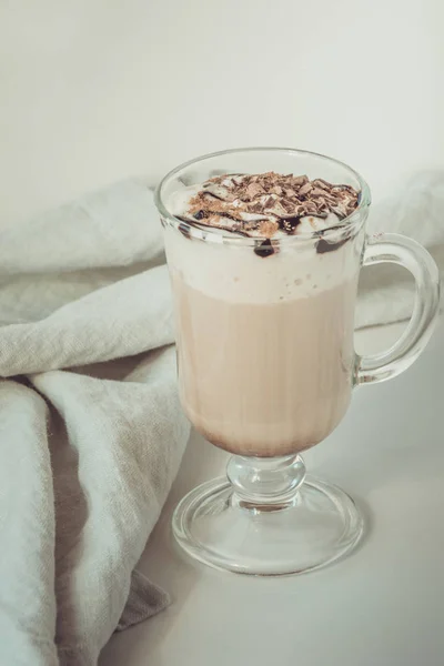 Kaffee-Latte mit dickem Schaum und geriebener Schokolade im Glas. Jahrgang abgemildert. — Stockfoto