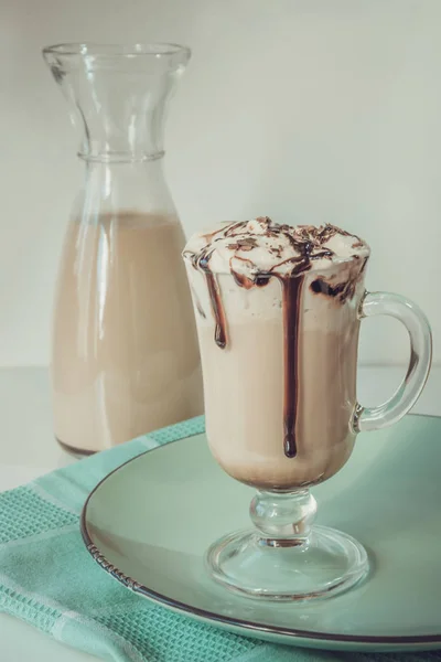 Kaffee-Latte mit dickem Schaum und geriebener Schokolade im Glas. Jahrgang abgemildert. — Stockfoto