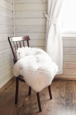 Antika sandalyeyle ve rustik ahşap ev üzerine kürk.