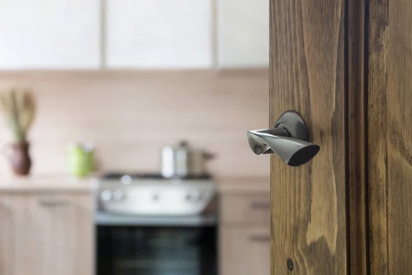 Otwarte drzwi drewniane do nowoczesnej kuchni z patelni na piec. — Zdjęcie stockowe