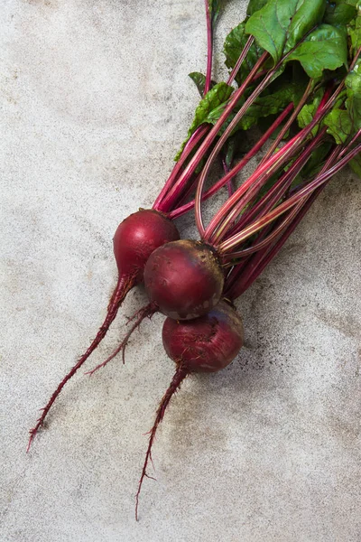 Buraki świeże organiczne na czarny serwetki na stole vintage. Widok z góry. — Zdjęcie stockowe