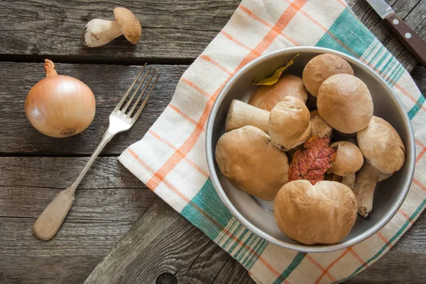 Las setas frescas blancas-boletus edulis del bosque en la cesta para la cocción. Concepto de caída. Vista superior . — Foto de Stock