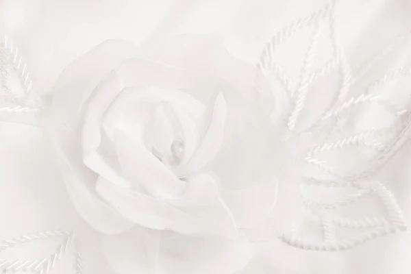 Белый фон с джентльменскими розами крупным планом из текстиля. . — стоковое фото