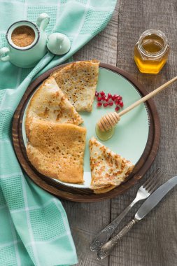 Gözleme tabakta bal ile lezzetli geleneksel Rus kahvaltı. Rustik tarzı. Senin metin için yer.