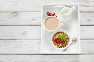 Yaz granola sağlıklı kahvaltı, müsli süt ile kırmızı kuş üzümü dekor ile sürahi. Üstten Görünüm. Kopya alanı.