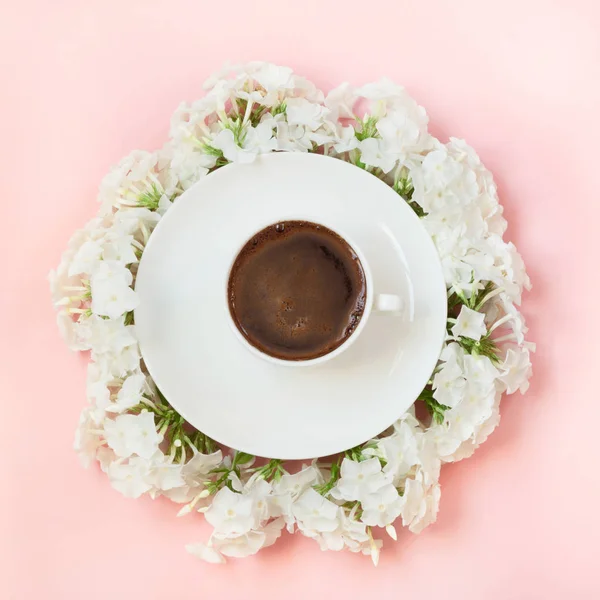 Deitado plano criativo, café preto da manhã e flox flor branca em torno de rosa. Vista de cima . — Fotografia de Stock