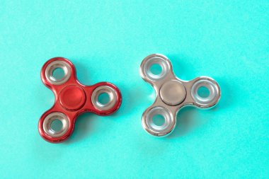 Gümüş ve kırmızı parlak parmak spinner stres mavi kıpır. Kopya alanı.