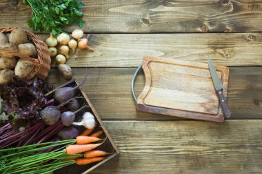 Havuç, kırmızı pancar, soğan, sarımsak eski ahşap tahta üzerinde taze sebze hasat. Üstten Görünüm. Bahçe. Kopya alanı.
