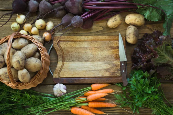 Havuç, kırmızı pancar, soğan, patates eski ahşap tahta üzerinde taze sebze. Üstten Görünüm. Kesme tahtası üzerinde alanı Kopyala.