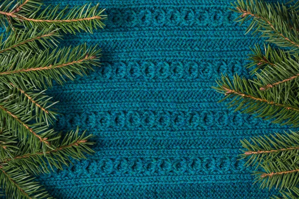 Tanne als Rahmen auf Strickpullover-Hintergrund. Weihnachtskonzept. abstraktes Muster. — Stockfoto