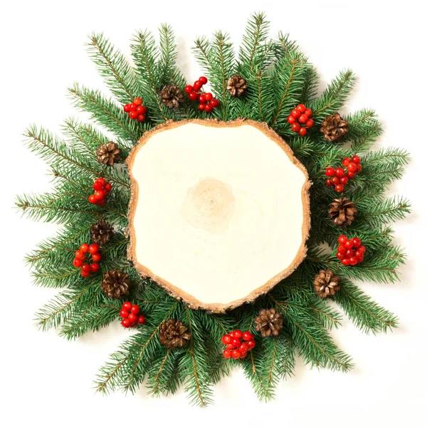 Layout creativo fatto di rami d'albero di Natale con seghe di legno come bianco su sfondo bianco. Vista dall'alto . — Foto Stock