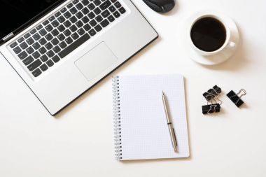 Ofis işyeri dizüstü, kahve, beyaz aksesuarlar ile. Kopya alanı ile Üstten Görünüm.