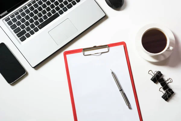 Oficina de trabajo con portátil, taza de café, accesorios en blanco. Vista superior con espacio de copia . —  Fotos de Stock