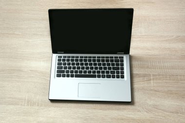 Açık dizüstü bilgisayarda ofis ahşap resepsiyon masası. Üstten Görünüm.