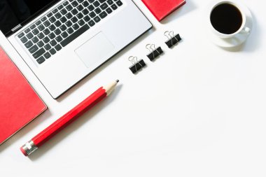 Ofis işyeri dizüstü, kahve, beyaz üzerine kırmızı aksesuarlar ile. Kopya alanı ile Üstten Görünüm.