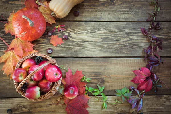 Sonbahar kavramı. Renkli kopya alanı ile ahşap tahta üzerinde yaprak.