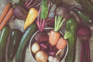 Eski masada çiğ sebze çeşitli. Yukarıdan görüntüleyin. Vejetaryen yiyecekler, sağlık veya pişirme kavramı.