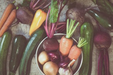 Eski masada çiğ sebze çeşitli. Vejetaryen yiyecekler, sağlık veya pişirme kavramı.