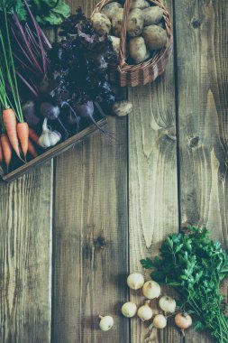 Havuç, kırmızı pancar, soğan, sarımsak eski ahşap tahta üzerinde taze sebze hasat. Üstten Görünüm, rustik tarzı. Kopya alanı.