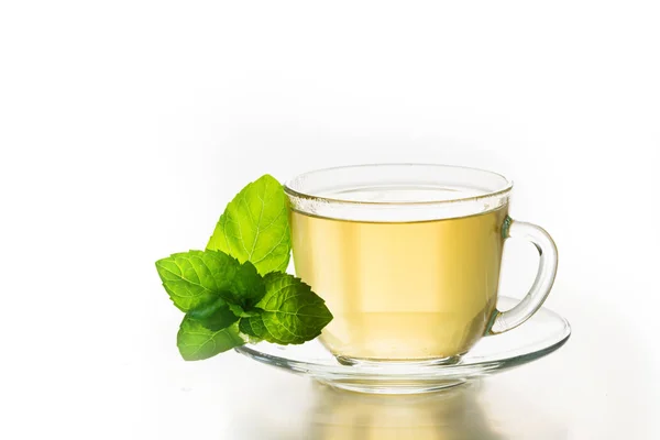 Üveg csésze zöld tea és menta levelek, fehér. — Stock Fotó