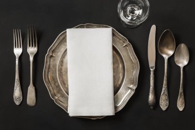 Gümüş Siyah arka plan üzerinde öğle yemeği için vintage tabak. Yer sofra.