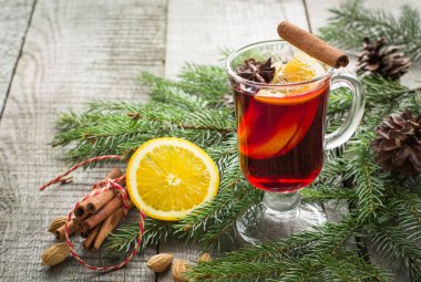 Noel sıcak tarçın, portakal ve Noel ağacı ahşap tahta üzerinde şarap mulled. Kış geleneği içki.
