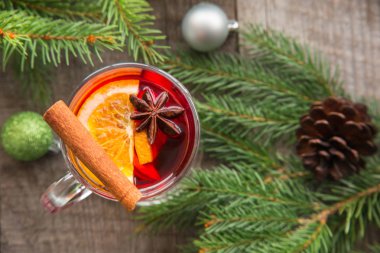 Tarçın ve Noel ağacı gemide mulled şarap. Üstten Görünüm.