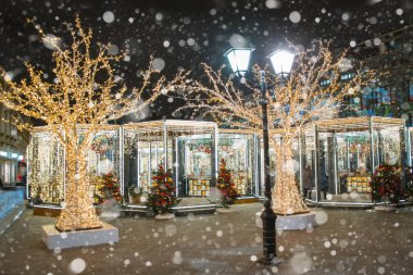   Noel pazarı, elektrik fener, dekorasyon Noel ağacı ile çizilmiş kar gecede. Arka plan bulanıklık.