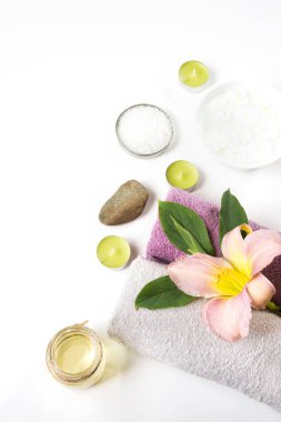 Havlu, beyaz arka plan kopya alanı ile izole çiçek Spa ayarı.
