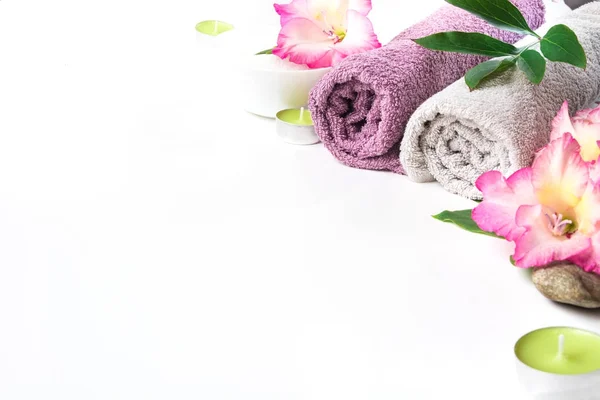 Спа-постановка рушника, квітка ізольована на білому тлі з копіювальним простором . — стокове фото