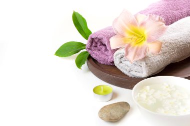 Havlu, beyaz arka plan kopya alanı ile izole çiçek Spa ayarı.
