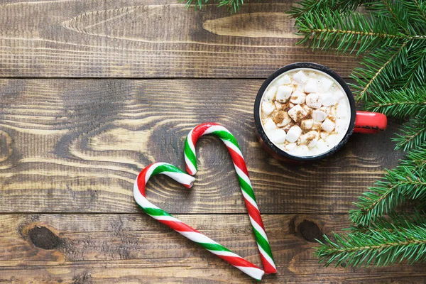 Boże Narodzenie gorącej czekolady lub kakao z pianki i Cukrowa Laska na podłoże drewniane. Wyświetlać i kopiować przestrzeń. — Zdjęcie stockowe