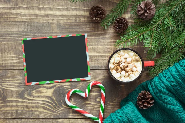 Kerst samenstelling. Lege leeg voor willen Santa en kopje koffie op het bord. Bovenaanzicht met kopie ruimte. — Stockfoto