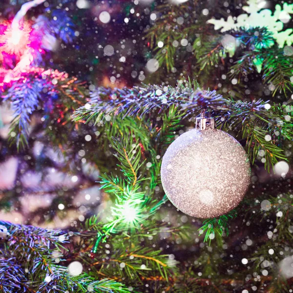 Bolas de plata de Navidad en el árbol de Navidad. Nieve dibujada. En interiores . — Foto de Stock