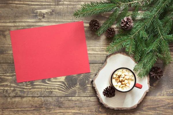 Samenstelling van Kerstmis met rode kop en lege rode lege brief voor Santa of uw verlanglijst of komst activiteiten. — Stockfoto