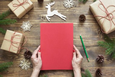 Noel kompozisyon. Boş boş mektup için Noel Baba ya da dilek listesi veya advent etkinliklerinizi kadın elinde. Üstten Görünüm.