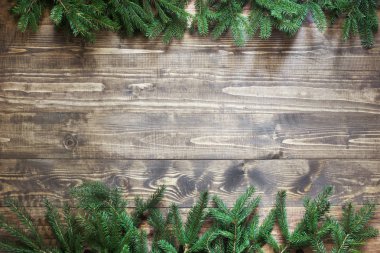 Noel dekorasyon arka plan. Köknar ağacı ahşap arka plan kopya alanı ile dallarda. Üstten Görünüm ve düz yatıyordu. Desen.