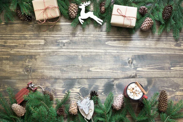 Karácsonyi összetétele díszdobozban, szarvas, kúpok és a fából készült fedélzet-val másol hely Decor. Szemközti nézet. — Stock Fotó