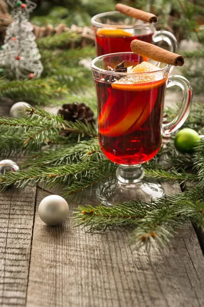 Χριστουγεννιάτικο ζεστό ζεστό κρασί με κανέλα, πορτοκάλι και χριστουγεννιάτικο δέντρο επί του σκάφους. Χειμερινό ποτό παράδοση. — Φωτογραφία Αρχείου