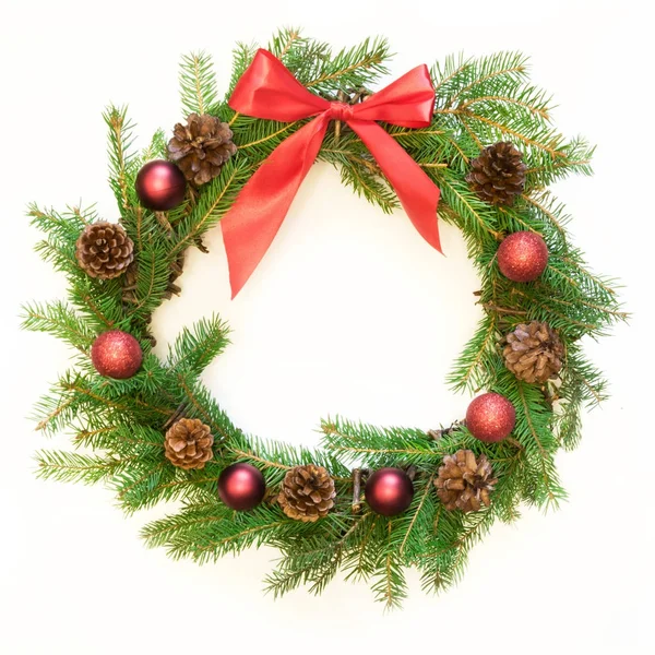 Corona natural fresca de Navidad de rama de abeto con lazo rojo sobre fondo blanco . — Foto de Stock