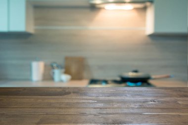 Arka plan bulanık. Modern mutfak masa ve alan.